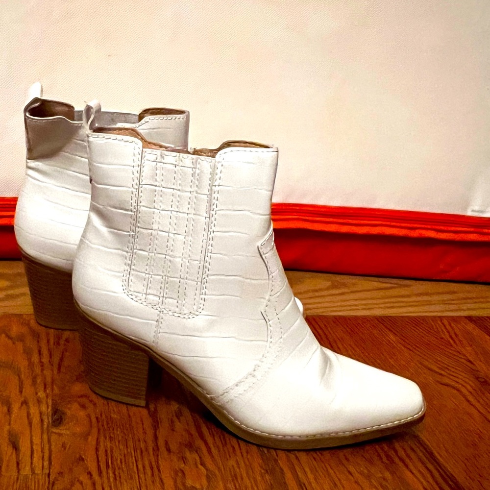 Scoop White Pleather Ankle Cowboy Boots size 10